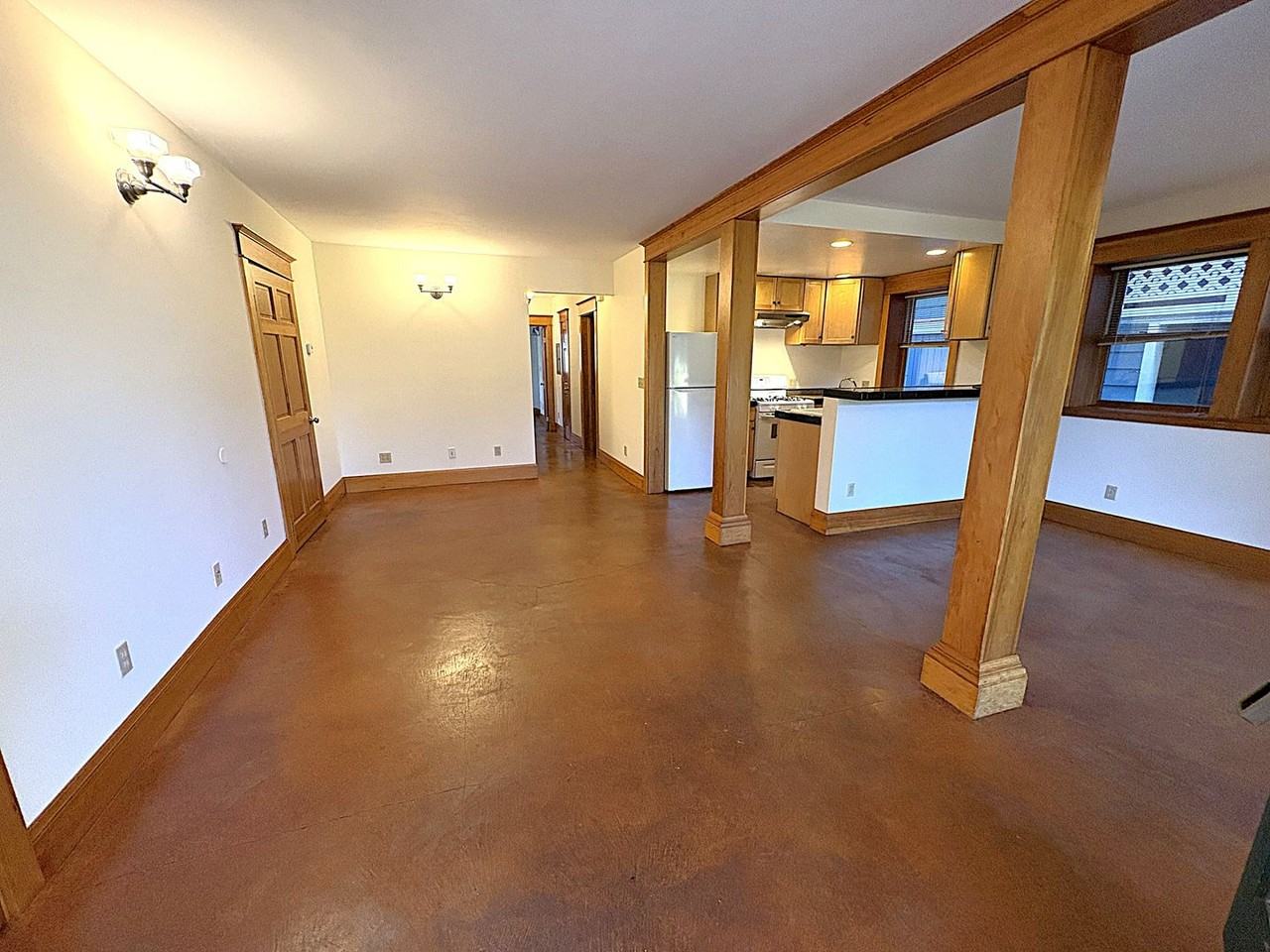 544 Ne Thompson St - Photo 3 of 21