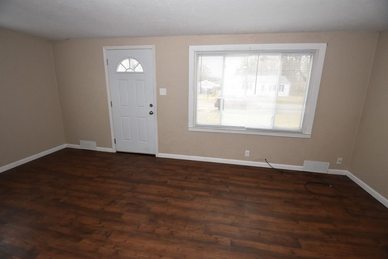 1326 Eastbrook Dr - Photo 2 of 16