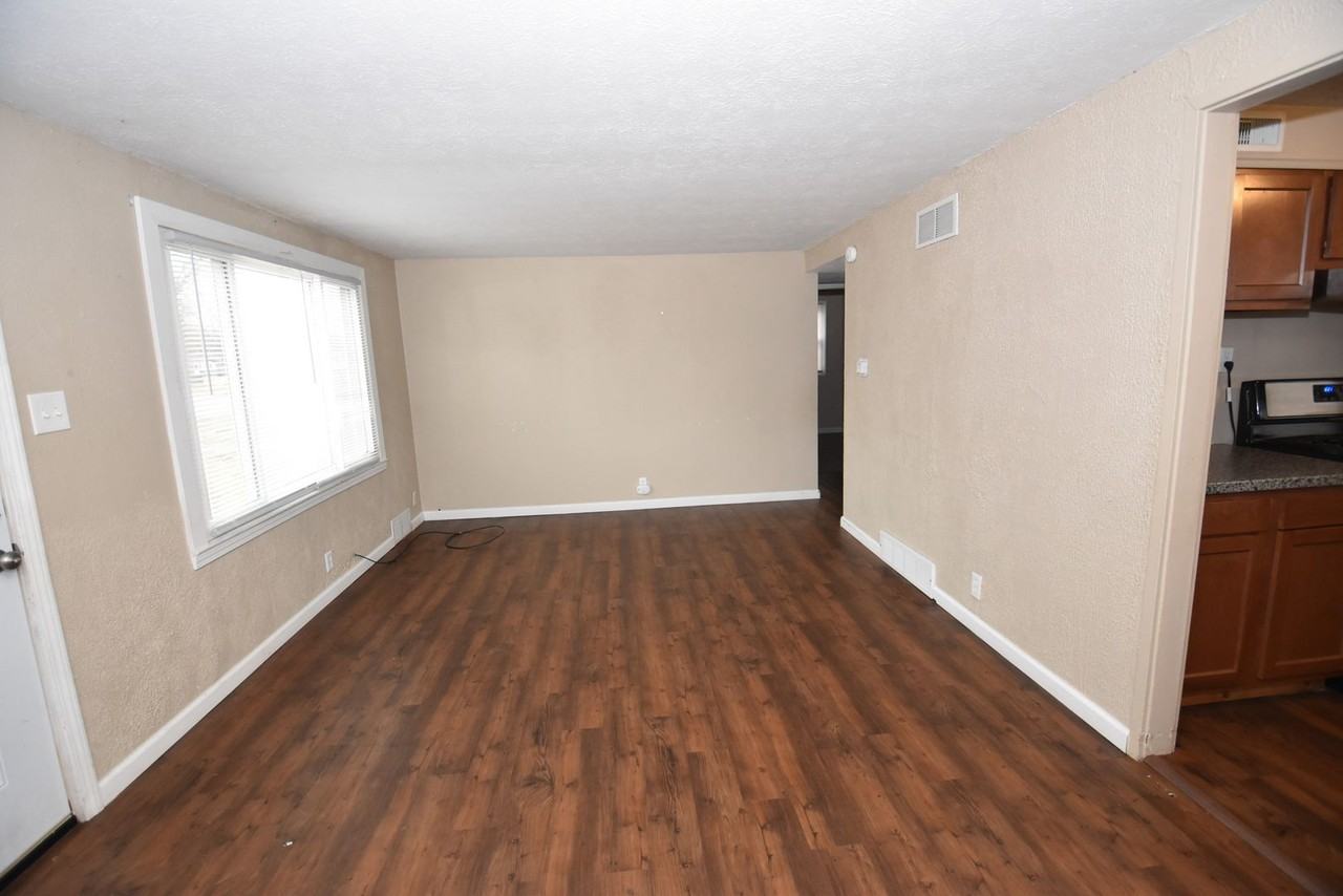 1326 Eastbrook Dr - Photo 3 of 16