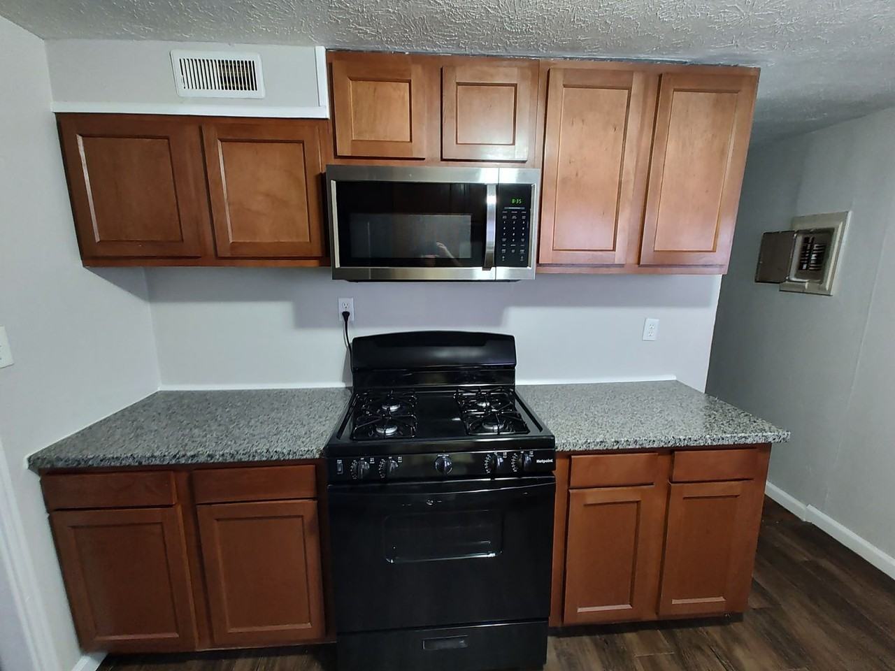 1326 Eastbrook Dr - Photo 4 of 16