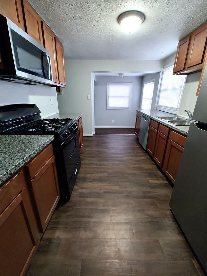 1326 Eastbrook Dr - Photo 5 of 16