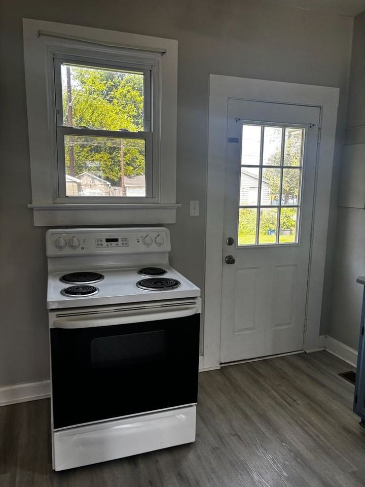 422 Wedeking Ave - Photo 5 of 8