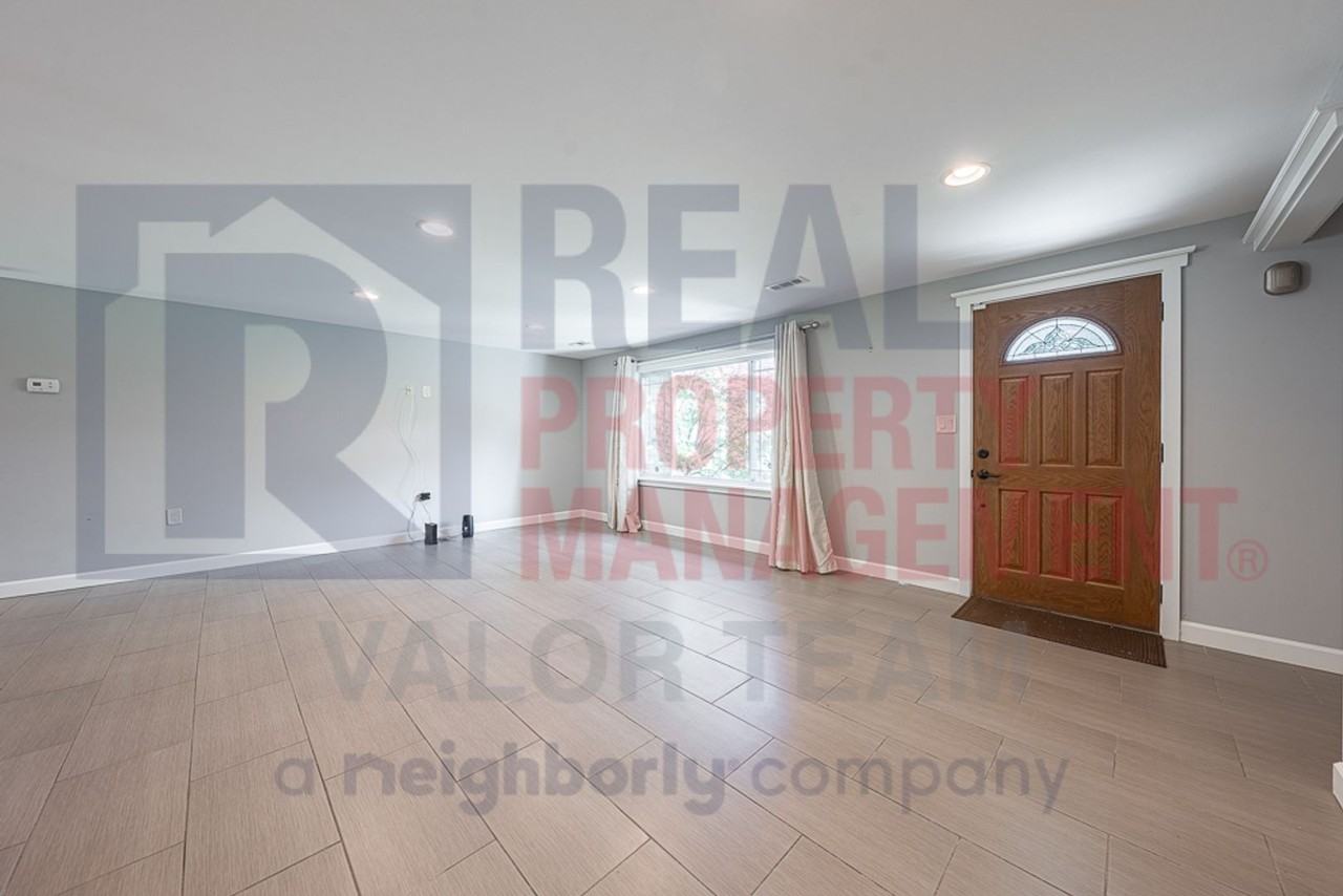 1725 Crock Dr - Photo 2 of 15