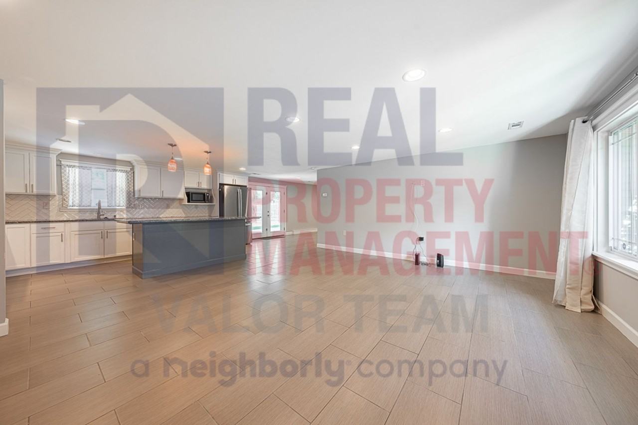 1725 Crock Dr - Photo 3 of 15