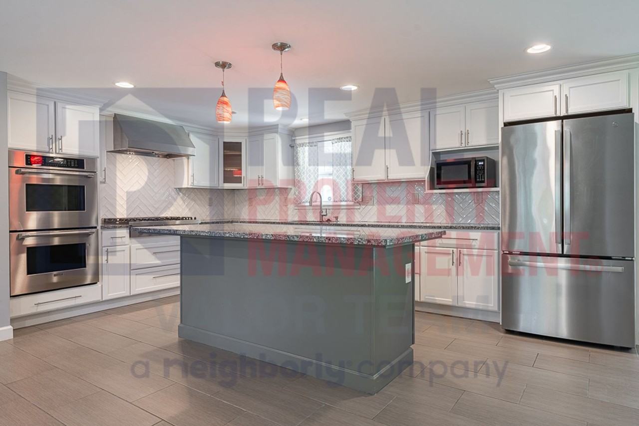 1725 Crock Dr - Photo 4 of 15