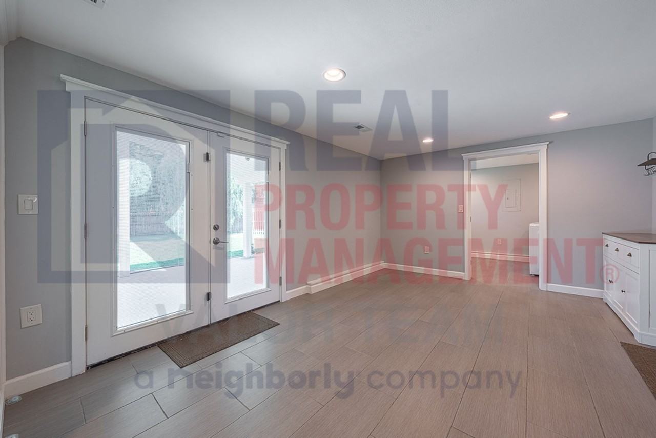 1725 Crock Dr - Photo 5 of 15