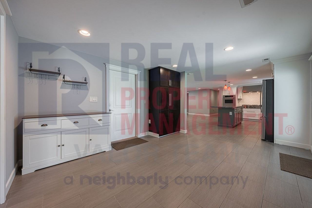 1725 Crock Dr - Photo 6 of 15