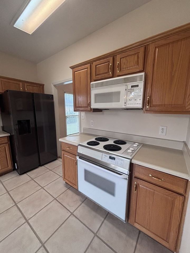 256 Crest Lake Dr - Photo 3 of 22