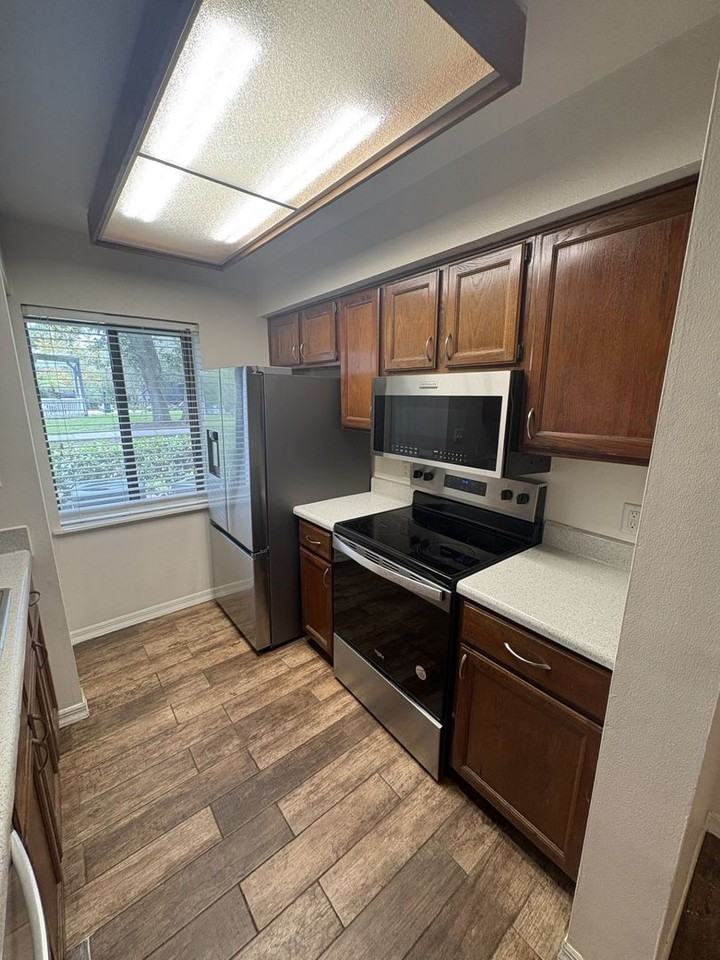 184 Riverbend Dr #101 - Photo 4 of 11