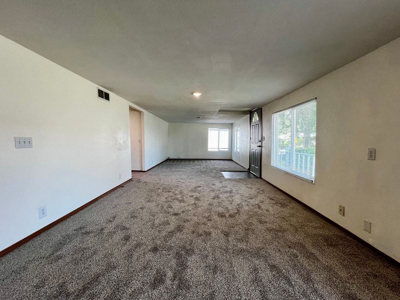 404 S 3rd St - Photo 4 of 20