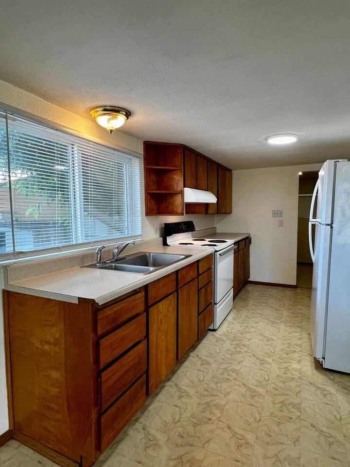 404 S 3rd St - Photo 6 of 20