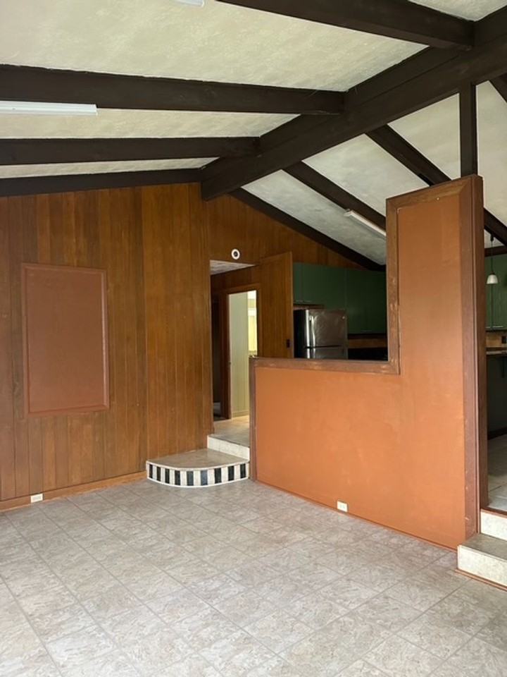 655A Hinano St - Photo 4 of 17