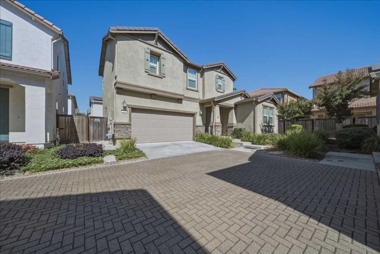 15 Bannock Glen Pl - Photo 2 of 32