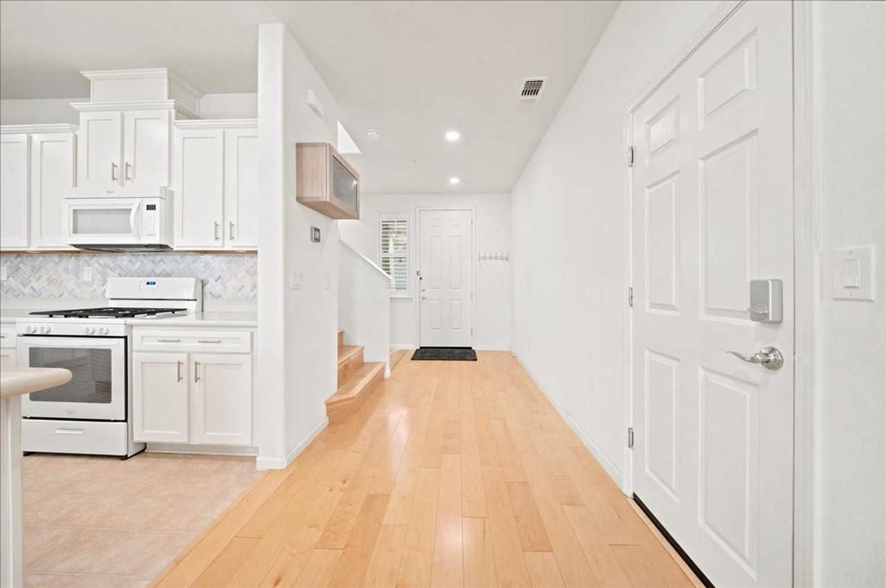 15 Bannock Glen Pl - Photo 3 of 32