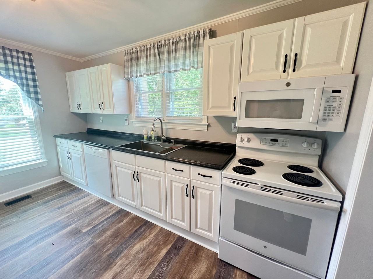 4129 Baskerville Rd - Photo 5 of 17
