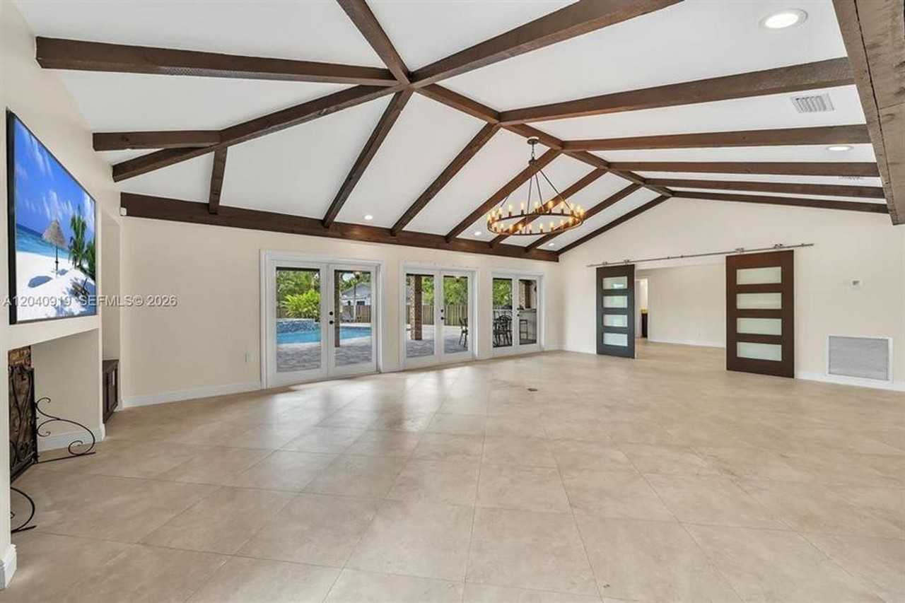 4920 Sw 170th Ave - Photo 4 of 14