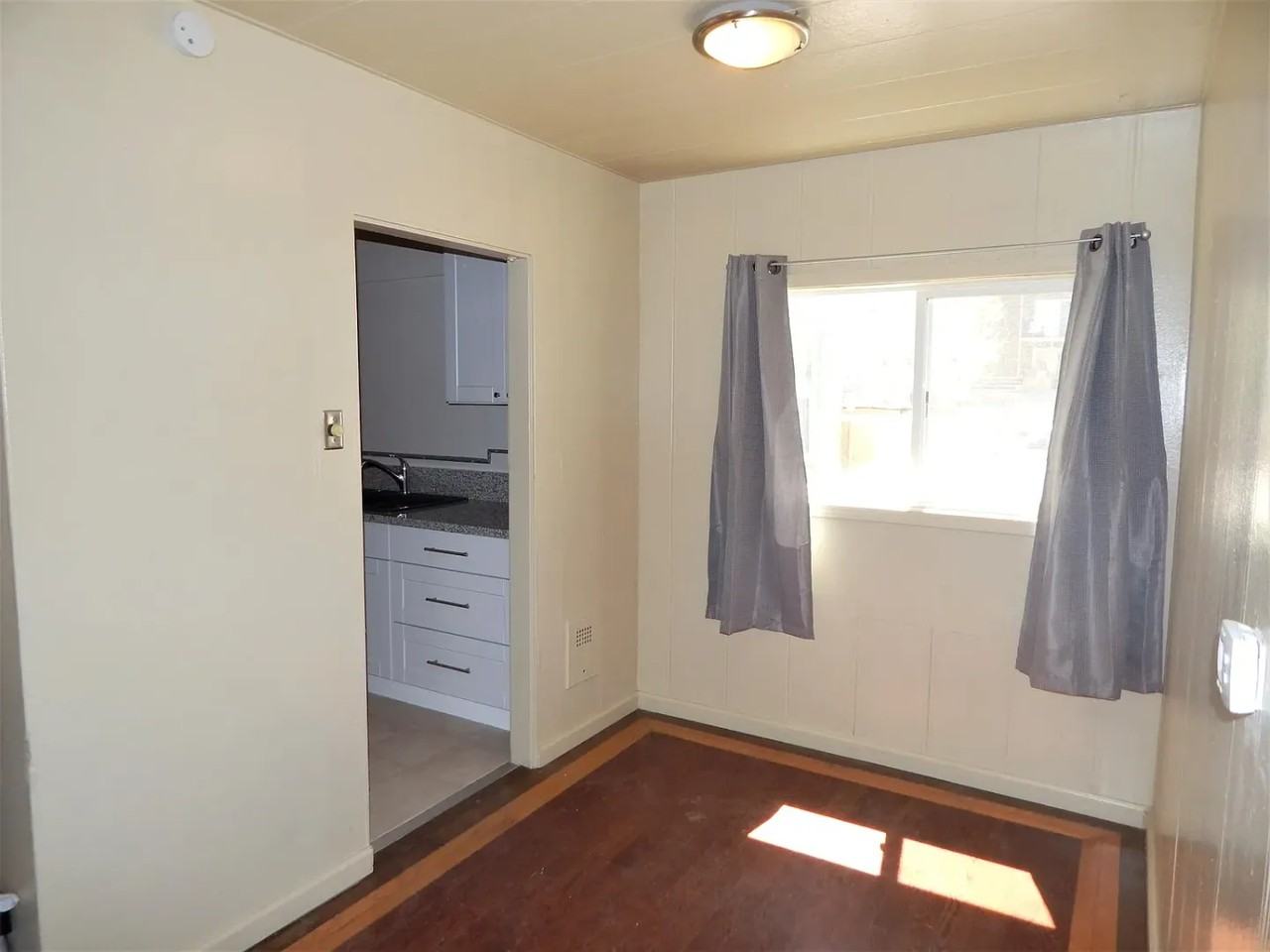 326 W 11th St - Photo 4 of 15