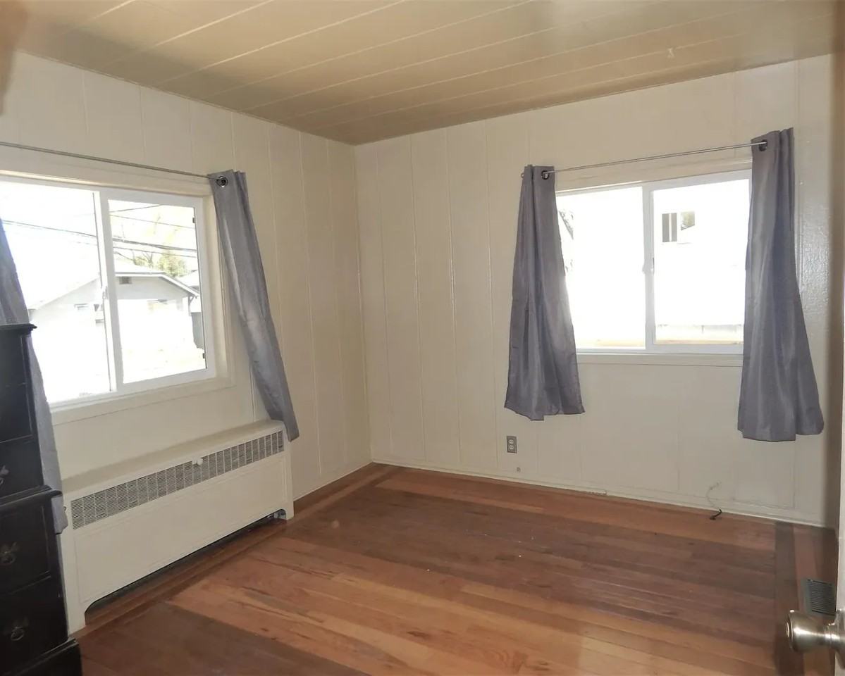 326 W 11th St - Photo 6 of 15