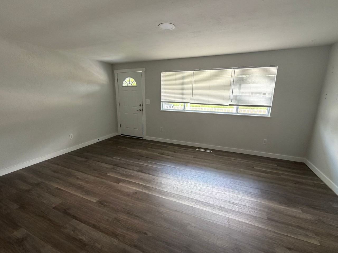 4326 Kitridge Rd - Photo 2 of 20