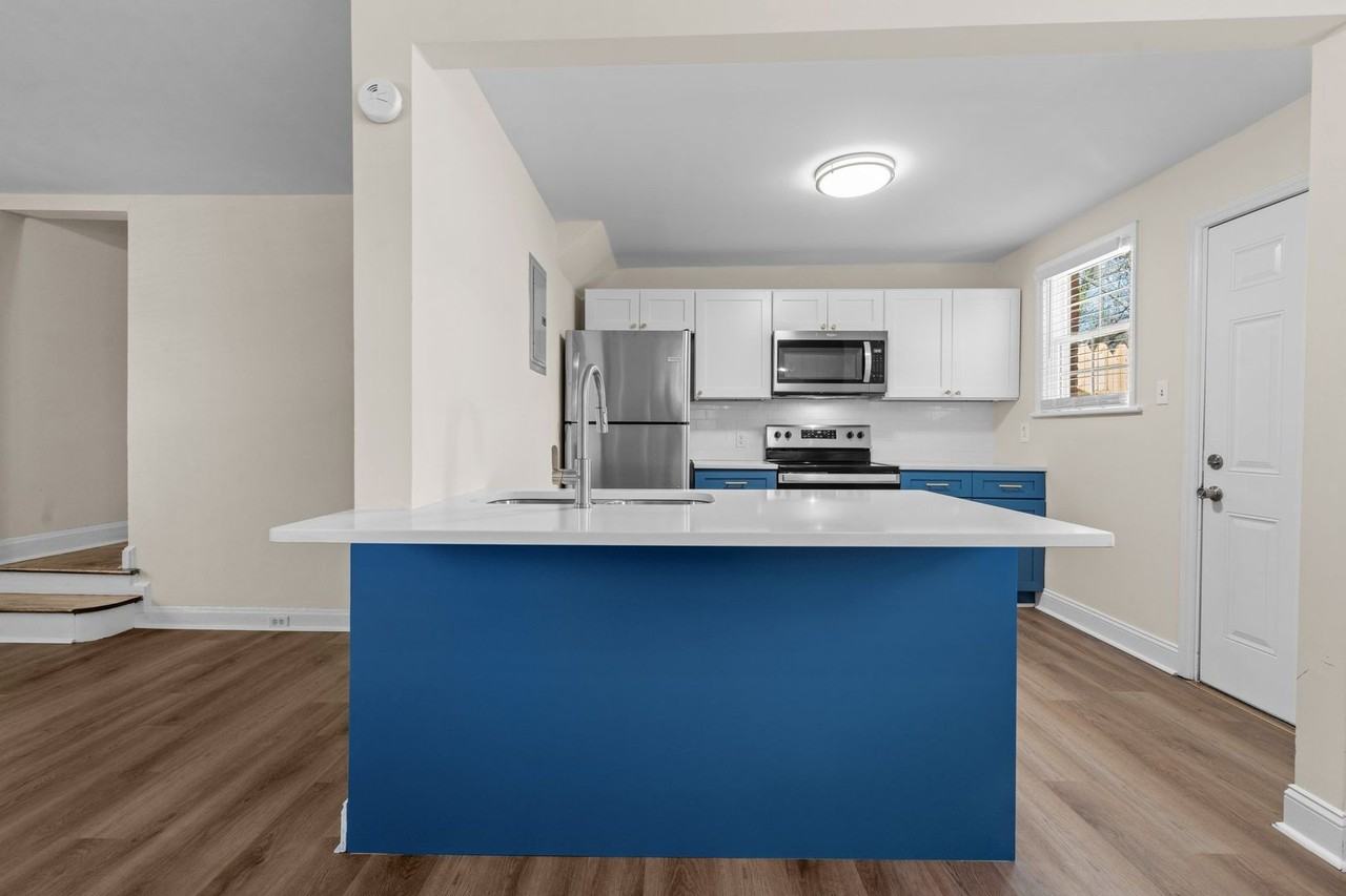 910 Clarendon St #A - Photo 5 of 22