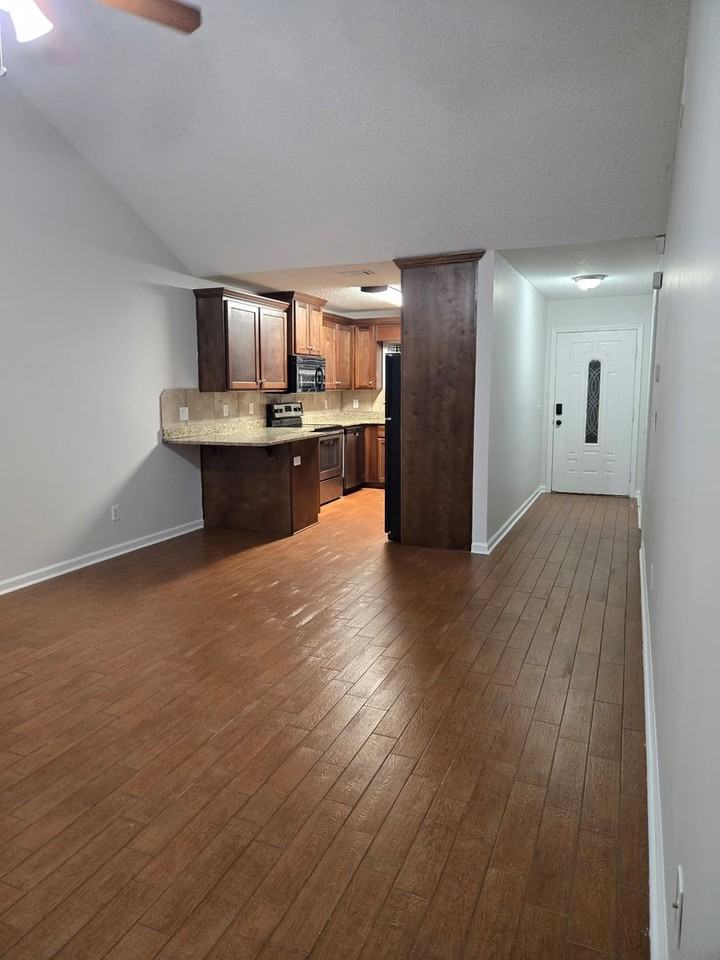 142 Leeswood Cir - Photo 2 of 9