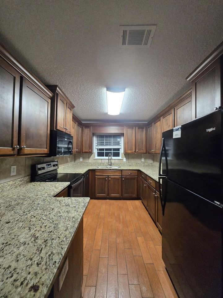142 Leeswood Cir - Photo 3 of 9