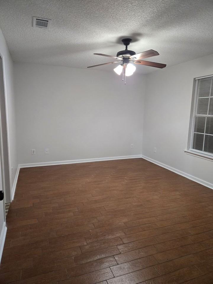 142 Leeswood Cir - Photo 5 of 9