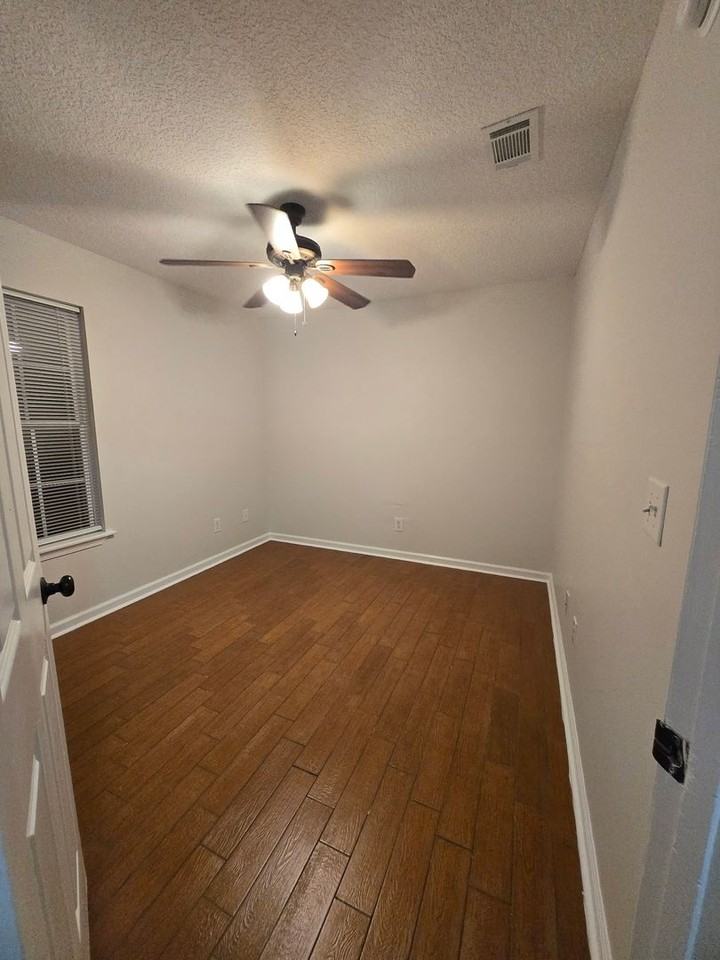 142 Leeswood Cir - Photo 7 of 9