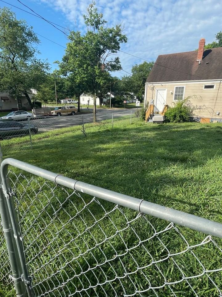 1010 E 17th St - Photo 2 of 11
