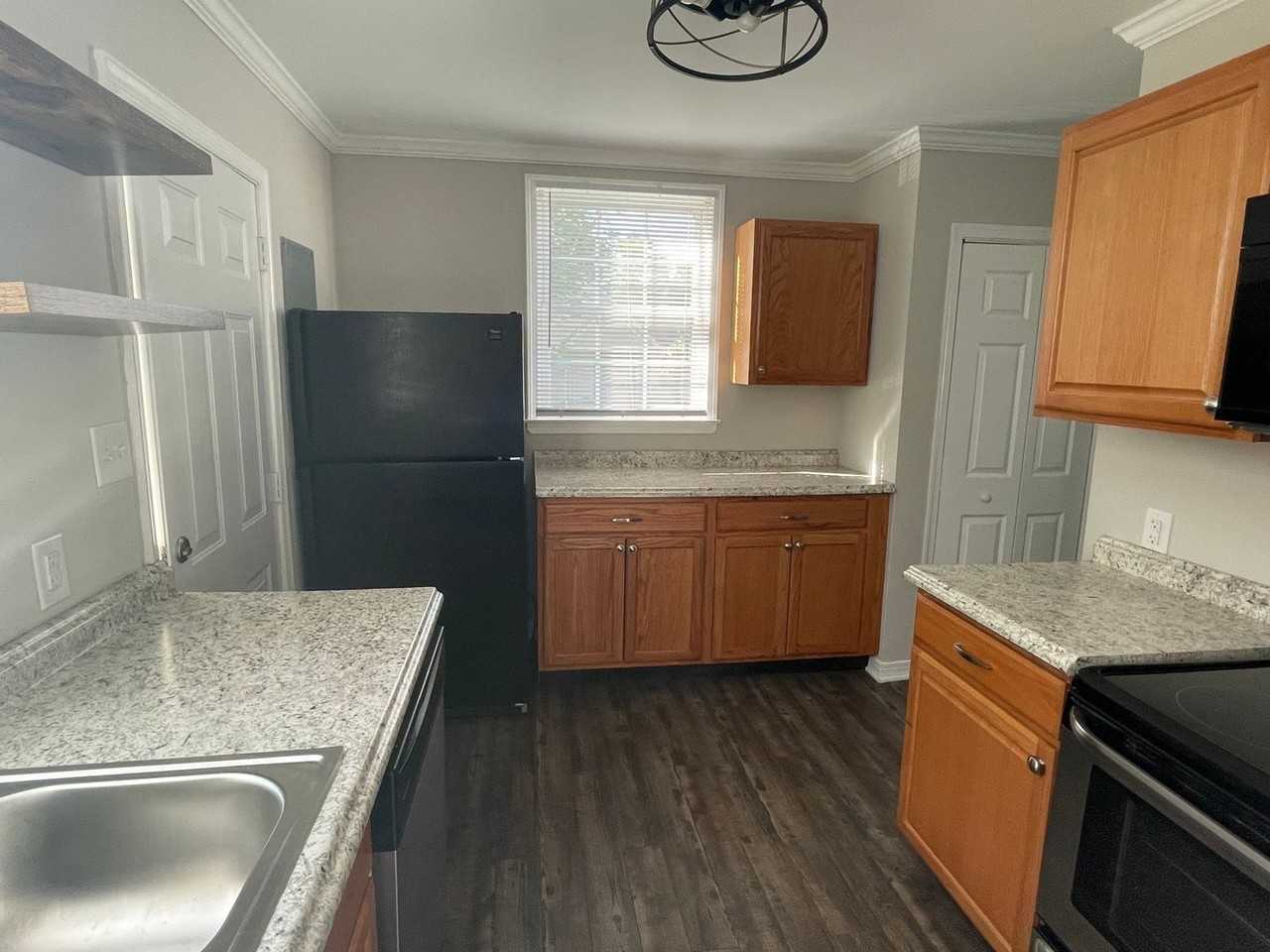 1010 E 17th St - Photo 4 of 11
