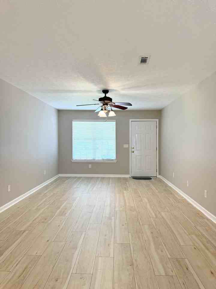 106 Abby Ln - Photo 3 of 17