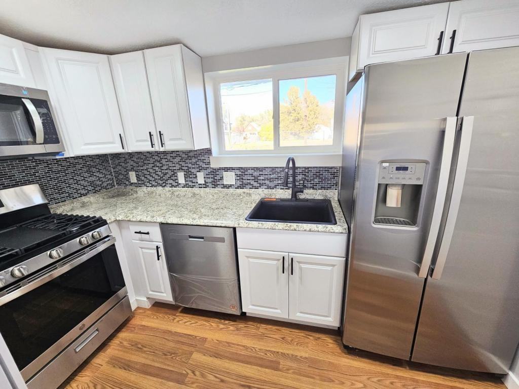 224 9th St - Photo 4 of 11