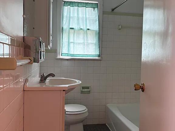1676 Western Ave Apt 1b - Photo 7 of 8