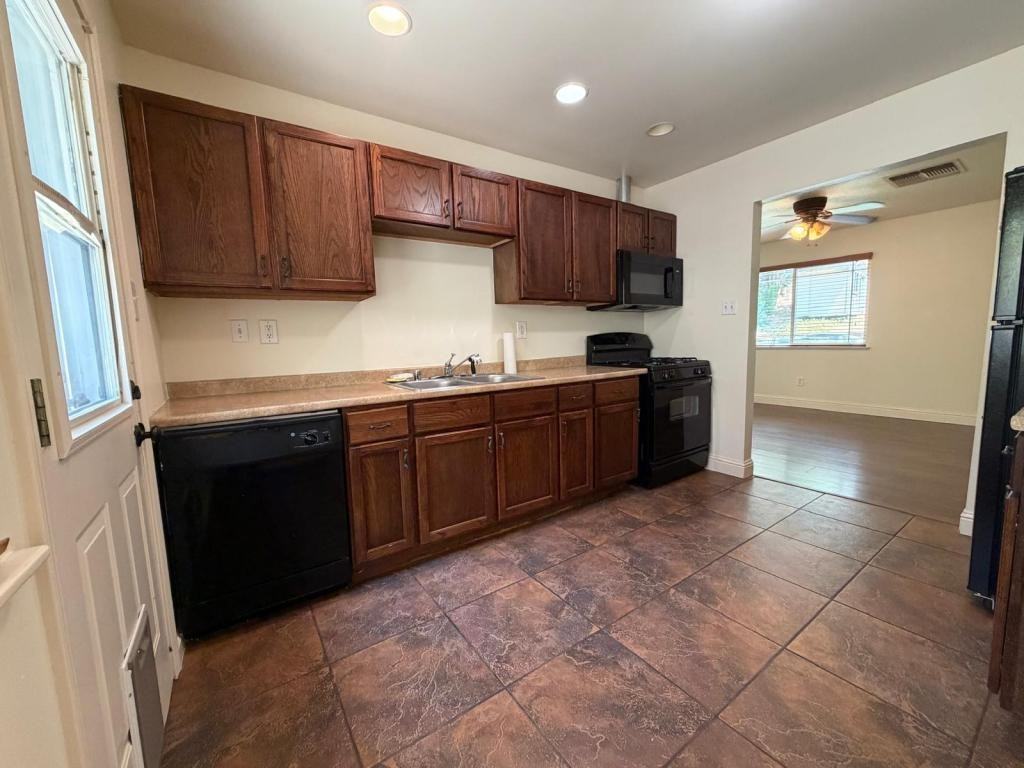 315 Chamberlain Ave - Photo 4 of 19
