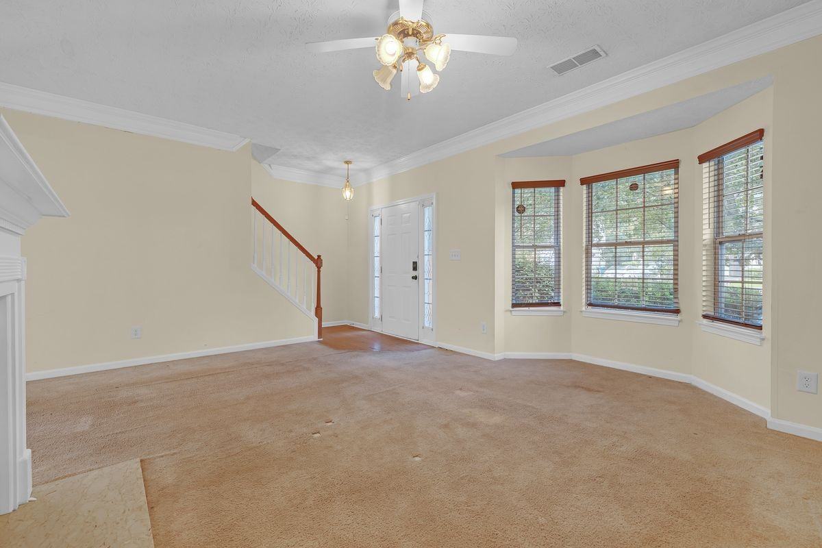 5475 Hampton Ct - Photo 5 of 27