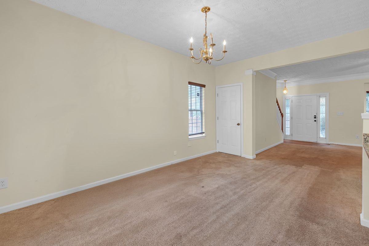 5475 Hampton Ct - Photo 7 of 27