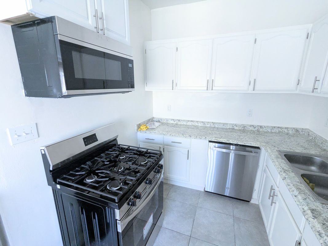 1152 Gordon St ##3 - Photo 4 of 12