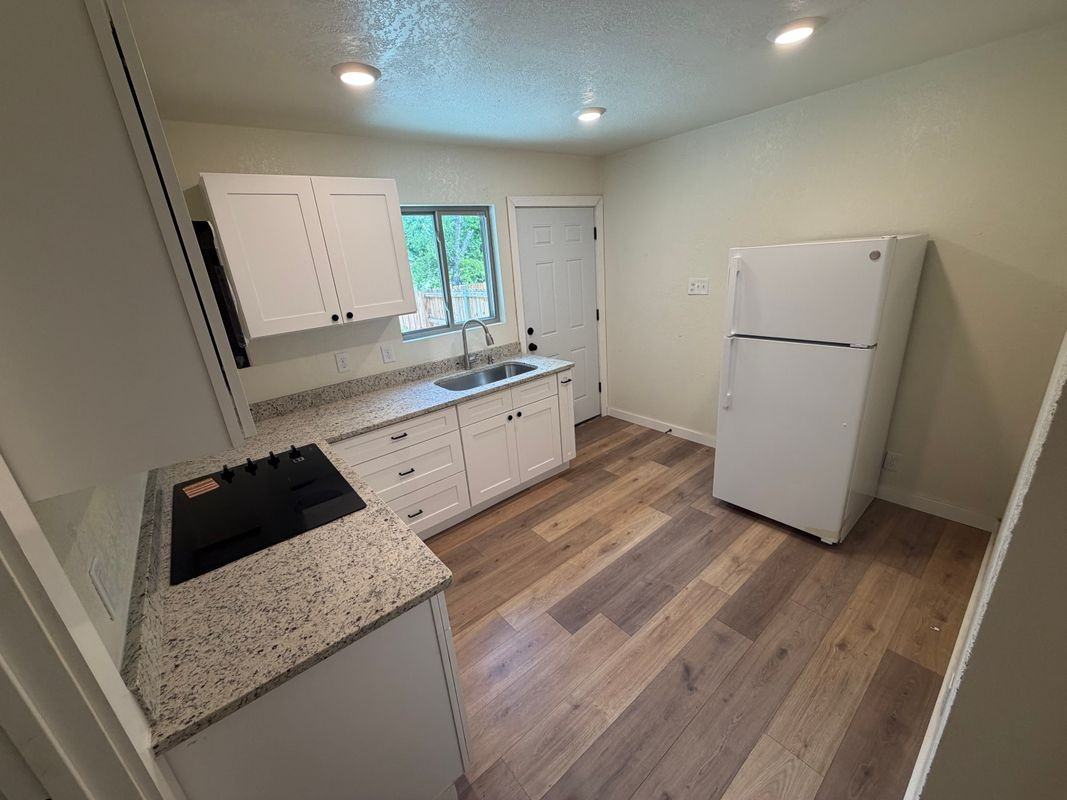 2047 W Laurel ##2 - Photo 4 of 9