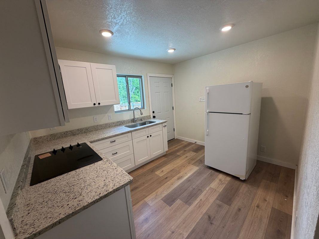 2047 W Laurel ##2 - Photo 5 of 9