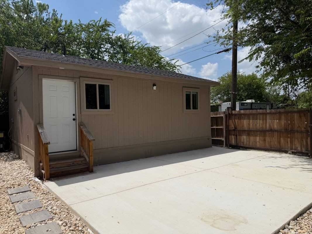 2047 W Laurel ##2 - Photo 6 of 9