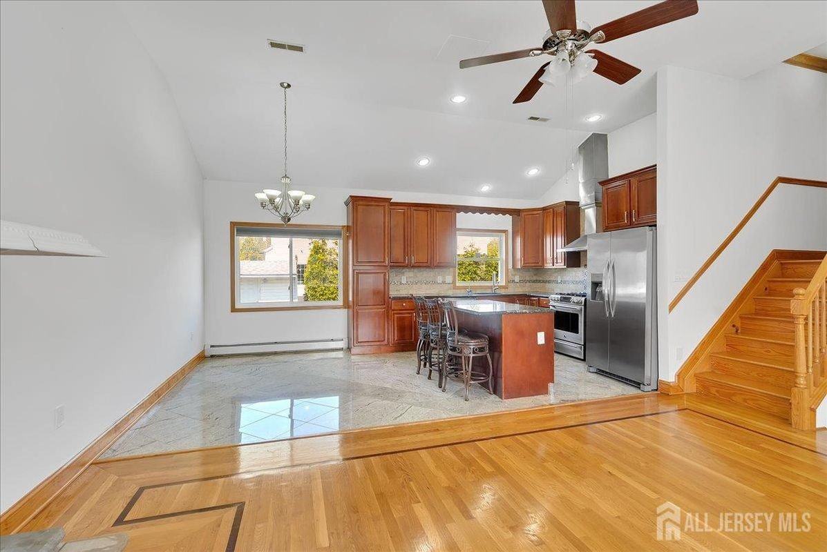 95 Calvert Ave E - Photo 5 of 43