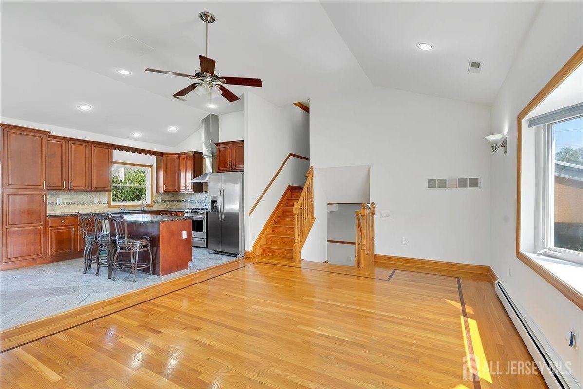 95 Calvert Ave E - Photo 6 of 43