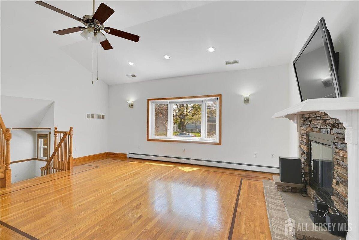 95 Calvert Ave E - Photo 7 of 43