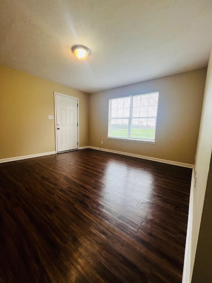 3854 Northeast Dr Apt D - Photo 3 of 18