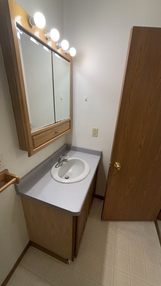 321 1/2 Earl St - Photo 6 of 14