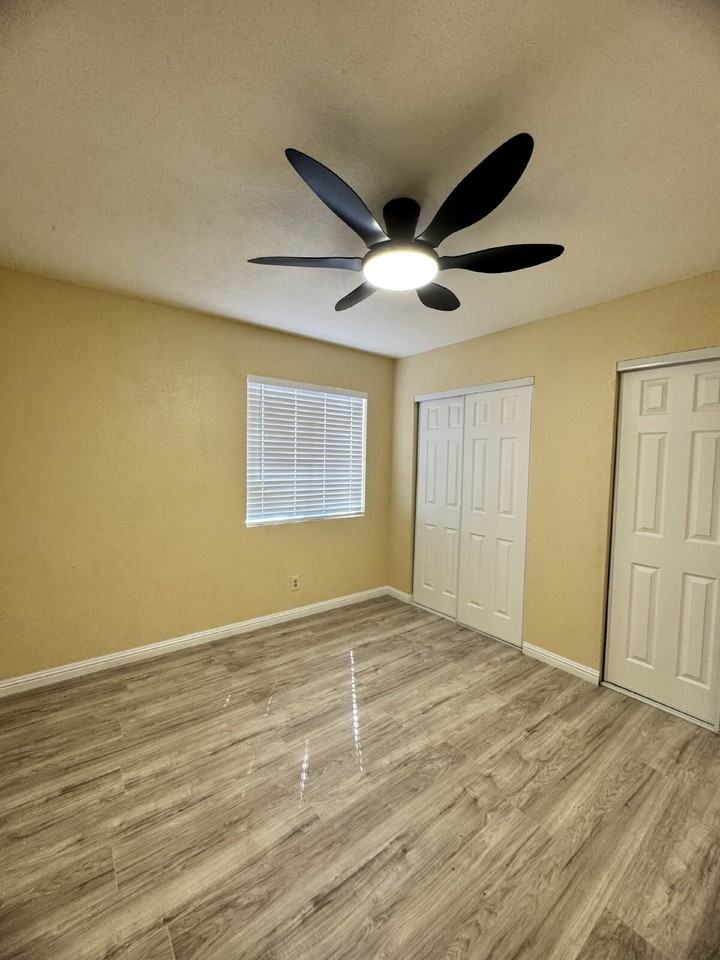4300 El Como Way - Photo 5 of 22