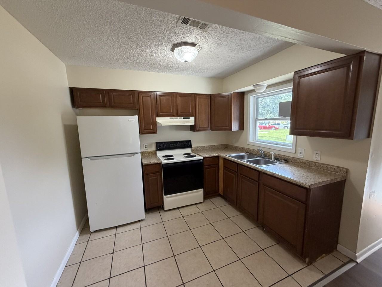 144 Cherokee Cir - Photo 3 of 10