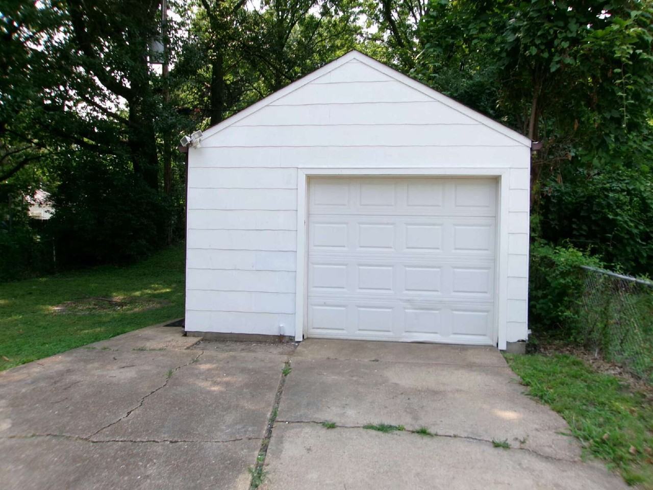 7726 Utica Dr - Photo 3 of 16
