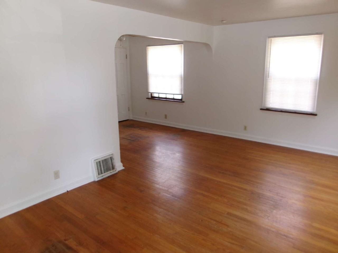 7726 Utica Dr - Photo 4 of 16