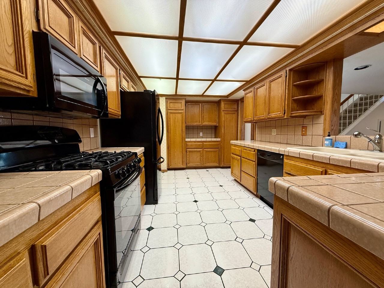 5220 Dresden Cir - Photo 4 of 17